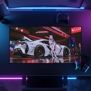 Pode incluir: Um tapete de secretária retangular com uma ilustração estilo anime de uma personagem de cabelo cor-de-rosa ao lado de um carro desportivo branco num garagem com luzes néon. O tapete exibe o texto YORIUM e G.CO, rodeado por comando e rato.