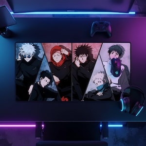 Peut inclure: Un tapis de bureau rectangulaire présentant une illustration d'anime à plusieurs panneaux avec cinq personnages. Le design inclut des figures aux cheveux blancs, rouges et noirs, vêtues de vêtements sombres, sur un fond de formes géométriques.