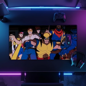 Può includere: Un tappetino da scrivania rettangolare con una colorata illustrazione animata del team X-Men, tra cui Wolverine nel suo costume giallo e blu, Ciclope con la sua visiera e Bestia, su uno sfondo scuro con illuminazione ambientale blu e viola.