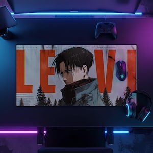 Könnte beinhalten: Eine rechteckige Schreibtischunterlage mit einer grafischen Illustration einer dunkelhaarigen Figur in einer Jacke mit hohem Kragen. Der Hintergrund zeigt große orangefarbene Buchstaben, die LEVI bilden, Silhouetten von Kiefern und kleine Textblöcke.