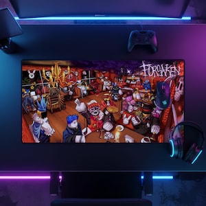 Könnte beinhalten: Eine rechteckige Schreibtischunterlage mit einer detaillierten digitalen Illustration einer überfüllten Taverne und dem Wort "FORSAKEN" in der oberen rechten Ecke. Das Bild zeigt verschiedene stilisierte Charaktere in einem warm beleuchteten Raum.