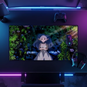 Könnte beinhalten: Eine rechteckige Schreibtischunterlage mit einer Anime-Illustration einer Figur mit langem hellem Haar und spitzen Ohren, die ein helles Kleid trägt, vor einem dunklen, üppigen Waldhintergrund mit grünem Blattwerk und blauen leuchtenden Akzenten.