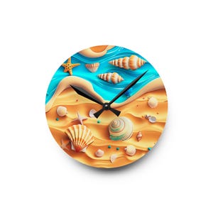Könnte beinhalten: Eine runde Wanduhr mit einer lebendigen Strandszene, goldenem Sand, türkisfarbenem Wasser sowie verschiedenen Muscheln und Seesternen, die auf der Oberfläche verstreut sind. Die Uhr hat zwei schwarze Zeiger in der Mitte des Zifferblatts.