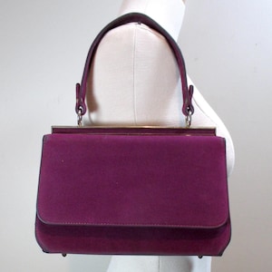 Lila Mid Century Samt Handtasche Fold Over Flap Geldbörse Vintage strukturierte Top Griff Tasche 1950er Jahre Taschenbuch 1960er Jahre Mod Geldbörse Vintage Handtasche