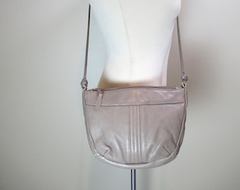 1980s Vintage Crescent Shaped Bag Beige Leather Crossbody Small Purse Taupe Leather Shoulder Bag Zip Top Handbag Vintage Purse 10 x 2 x 7