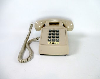 Téléphone à bouton-poussoir vintage des années 80 avec cordon enroulé, dessus de table beige, téléphone de bureau tactile pour travail sur ligne fixe, accessoire de scène de cinéma, décoration de bureau