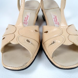 Vintage 1960s MOD Hush Puppies T-strap Sandals Ladies Beige Cream Vegan Leather Open Toe Sling Back Short Block Heel Women's Shoes 7.5 M image 5