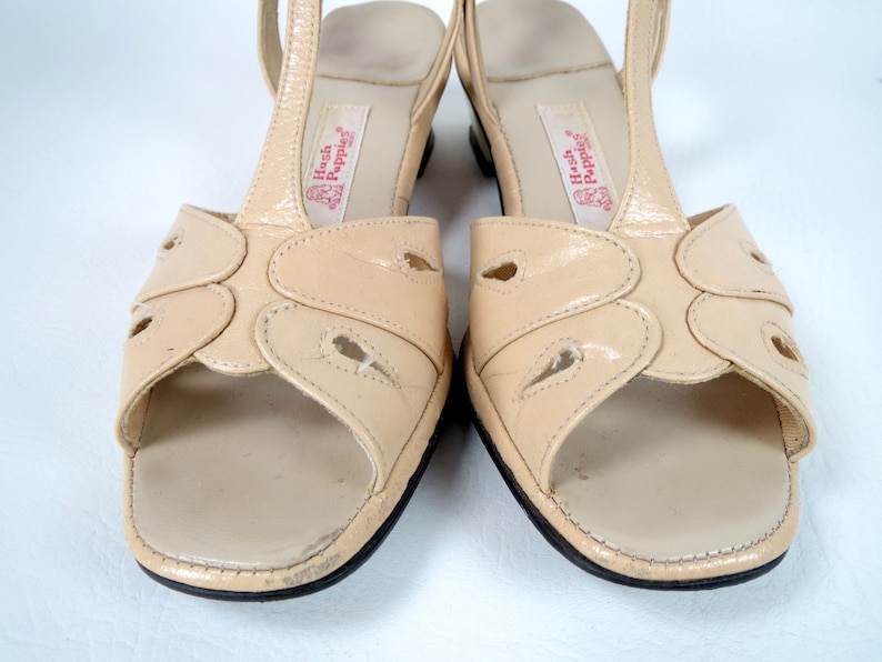 Vintage 1960s MOD Hush Puppies T-strap Sandals Ladies Beige Cream Vegan Leather Open Toe Sling Back Short Block Heel Women's Shoes 7.5 M image 5