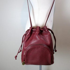 Sac seau bordeaux en cuir véritable Sereta sac à main à bandoulière vintage avec cordon de serrage sac à bandoulière des années 1990 cartable cabas fourre-tout en cuir vin rouge