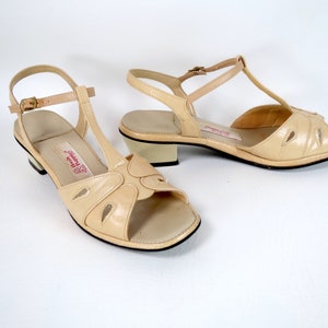 Vintage 1960s MOD Hush Puppies T-strap Sandals Ladies Beige Cream Vegan Leather Open Toe Sling Back Short Block Heel Women's Shoes 7.5 M image 2