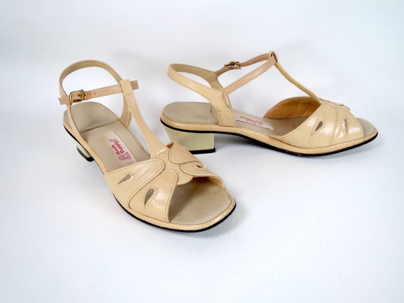 Vintage 1960s MOD Hush Puppies T-strap Sandals Ladies Beige Cream Vegan Leather Open Toe Sling Back Short Block Heel Women's Shoes 7.5 M image 2