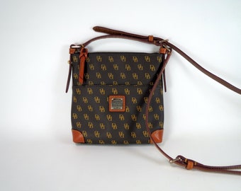 NEW Dooney & Bourke Brown Logo Crossbody Gretta Monogram Print Letter Carrier Bag Coated Canvas Leather Trim Crossbody Purse NWOT USA