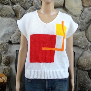 1980s Abstract Print Sweater Cotton Knit Pullover Vintage Cap Sleeve V-neck Top New Wave White Sweater with Red Yellow Orange Women&#39;s M