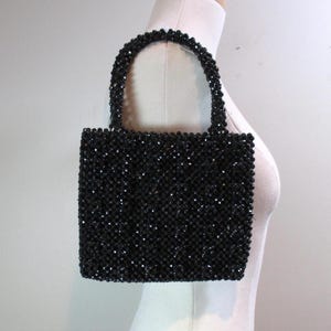 Bolso de mano vintage de cuentas negras de mediados de siglo, bolso de mano con asa superior, bolso de noche de lujo con cuentas facetadas tejidas, Mantessa, hecho a mano en Italia.