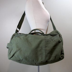 Army Green Lightweight Canvas Duffle Vintage Carry On Luggage Weekend Travel Tote Top Handle Overnight Bag Gym Bag Convertible Crossbody
