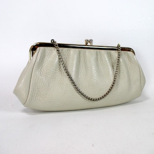 Bolso de mano convertible vintage de piel granulada beige claro con marco dorado de mediados de siglo, bolso de mano color marfil con asa superior y cadena oculta de piel.