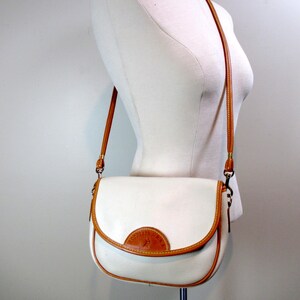 Sac à bandoulière en cuir grainé beige avec bordure marron clair Sac à main vintage Sac à bandoulière en cuir Sac à main à rabat avec fermoir à tourniquet Sac à bandoulière des années 1990
