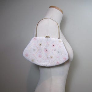 Torebka z białego kwiatu z koralikami z połowy wieku, torebka z uchwytem w stylu vintage, torebka ślubna, torebka w ramce, torba na specjalne okazje, Sharone, ręcznie robiona w Japonii