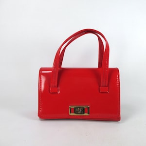Bolso de mano con asa superior de vinilo rojo brillante de los años 60, cartera con solapa plegable de mediados de siglo, bolso de mano vintage, cartera tipo sobre de charol con cierre giratorio