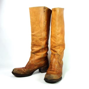 1970s FRYE Campus Boots Distressed Tan Leather Tall Round Toe Chunky Heel Pull Up Boots Country Western Vintage Women&#39;s Shoes Footwear 6B