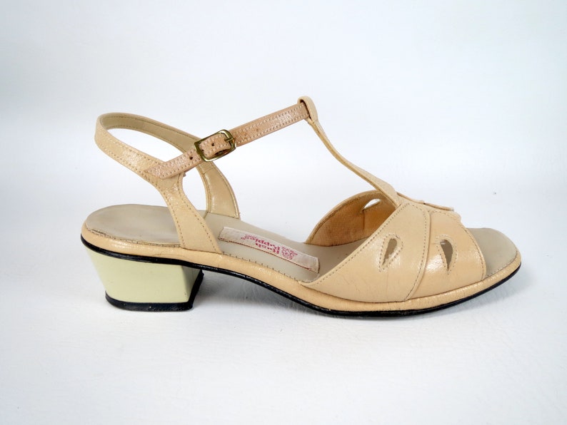 Vintage 1960s MOD Hush Puppies T-strap Sandals Ladies Beige Cream Vegan Leather Open Toe Sling Back Short Block Heel Women's Shoes 7.5 M image 3