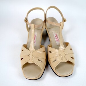 Vintage 1960s MOD Hush Puppies T-strap Sandals Ladies Beige Cream Vegan Leather Open Toe Sling Back Short Block Heel Women's Shoes 7.5 M image 4