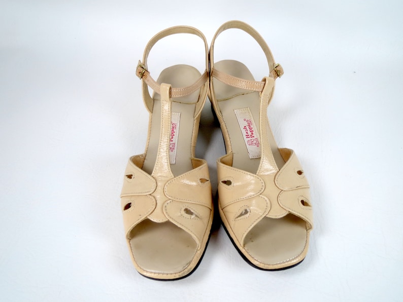 Vintage 1960s MOD Hush Puppies T-strap Sandals Ladies Beige Cream Vegan Leather Open Toe Sling Back Short Block Heel Women's Shoes 7.5 M image 4