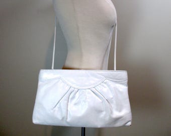 Vintage weiße Leder Crossbody, 1980er Jahre Geldbörse, minimalistische Handtasche im Umschlagstil