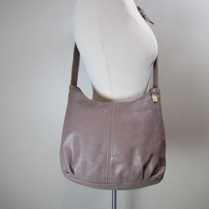 Sac à bandoulière en cuir taupe mauve style hobo sac à main souple sac à bandoulière en cuir sac à main en cuir souple sac à main à bandoulière zippé sac à main vintage