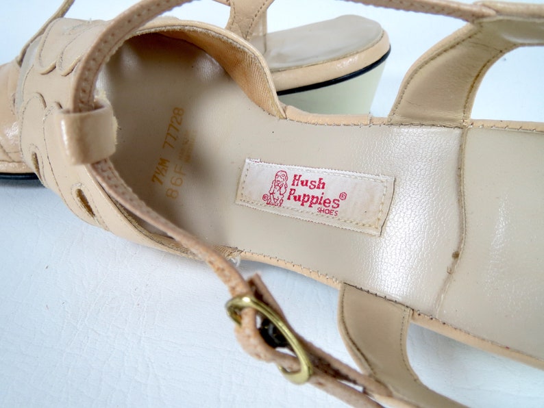 Vintage 1960s MOD Hush Puppies T-strap Sandals Ladies Beige Cream Vegan Leather Open Toe Sling Back Short Block Heel Women's Shoes 7.5 M image 9
