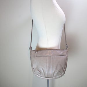 1980s Halbmondförmige Tasche Beige Leder Slouch Geldbörse Vintage Crossbody hell Taupe Hobo Umhängetasche Zip Top Handtasche Crossbody Sommer Tasche