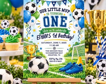 Könnte beinhalten: Eine Geburtstagseinladungskarte zum Thema Fußball mit dem Text 'OUR LITTLE MVP IS TURNING ONE', 'ETHAN'S 1st Birthday!', Datum, Uhrzeit und Ort, verziert mit Fußbällen, blauen und grünen Luftballons und einem goldenen Pokal.
