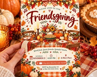 Könnte beinhalten: Eine Friendsgiving-Einladungskarte mit festlicher Tischdekoration, Kürbissen, Herbstblättern und Lichterketten. Der Text lautet: Please join us for Friendsgiving, Saturday November 21, 6:30 PM, At Mia's Place, RSVP by November 10 to Mia 512-555-0144.
