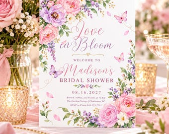 Könnte beinhalten: Ein rechteckiges Schild mit Blumenillustrationen aus rosa und violetten Rosen, Lavendel und Schmetterlingen. Der Text lautet: Love in Bloom, WELCOME TO Madison's BRIDAL SHOWER, 08.16.2027, Brunch, bubbly, and blooms at 11 AM, The Garden Cottage | Charleston, SC, RSVP to Claire 843-555-2211.