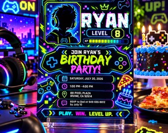 Könnte beinhalten: Eine rechteckige Einladungskarte für eine Geburtstagsparty im Gaming-Stil mit neonblauen, grünen und pinken Grafiken. Sie zeigt den Text 'RYAN', 'LEVEL 8', 'JOIN RYAN'S BIRTHDAY PARTY!' sowie Details zu Datum, Uhrzeit, Ort und Telefonnummer.
