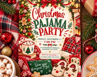 Könnte beinhalten: Eine Einladungskarte für eine Weihnachts-Pyjama-Party mit festlichem Text, einem geschmückten Baum, einer Tasse heißer Schokolade mit Marshmallows, einem karierten Hemd und Rentier-Hausschuhen. Der Text enthält Datum und Ort.
