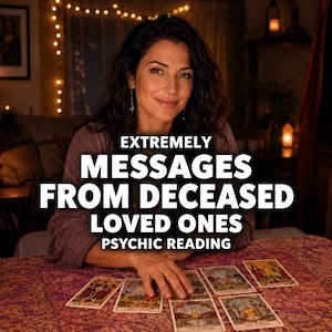 Pode incluir: Um serviço de leitura psíquica com cartas de tarot espalhadas sobre um pano estampado. O texto diz: EXTREMELY MESSAGES FROM DECEASED LOVED ONES PSYCHIC READING. As cartas exibem várias figuras e cenas ilustradas em estilo de tarot.