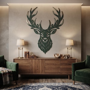 Puede incluir: Una pieza de arte mural de metal verde oscuro con forma de cabeza de ciervo y grandes astas intrincadas que incorporan detalles en forma de hoja. La cabeza de ciervo es simétrica, con un rostro estilizado, orejas puntiagudas y cuello texturizado.