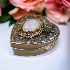 Collar con medallón de caja musical de cuarzo rosa con corazón: colgante de filigrana de bronce