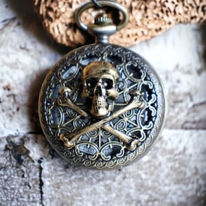 Skull and Crossbones pocket watch, men&#39;s mechanical pocket watch, front case is mounted with skull and crossbones