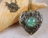 Emerald Green Glass Opal Music Box Locket, Photo Locket, Music Box Locket, Music box pendant, Heart Shaped Locket, Music Box Necklace