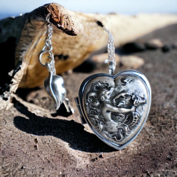 Spieluhr Medaillon, Medaillon in Herzform mit Spieluhr innen, in Silber mit einer Meerjungfrau und Seepferdchen.
