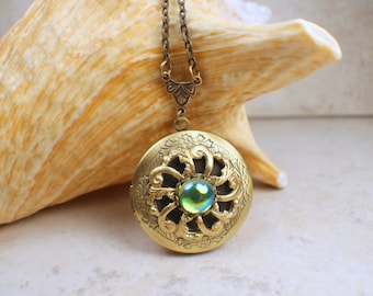 Collar con foto de peridoto verde: joya de recuerdo de bronce