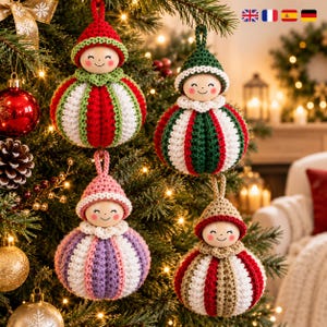 Op de afbeelding: Vier handgemaakte gehaakte ornamenten in de vorm van kleine poppen met houten gezichten. Elke pop heeft een puntmuts, een geplooide kraag en een rond, gestreept lichaam in diverse kleurcombinaties zoals rood, groen, wit, roze, paars en beige.