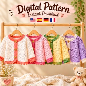 Puede incluir: Cuatro cárdigans de ganchillo en blanco, rosa, amarillo y morado colgados en perchas de madera. Cada uno presenta un borde festoneado, mangas largas y tres botones marrones. El texto Digital Pattern Instant Download aparece arriba.