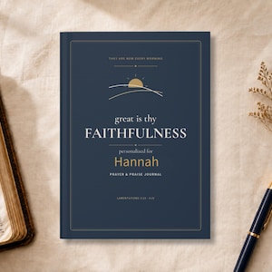 Puede incluir: Un diario de oración y alabanza azul oscuro con texto dorado que dice "great is thy FAITHFULNESS" y "personalized for Hannah". La portada presenta un icono de sol dorado, el texto "THEY ARE NEW EVERY MORNING" y "LAMENTATIONS 3:23-24".