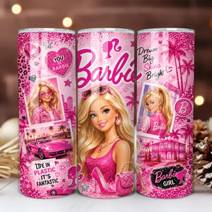 Op de afbeelding: Een cilindervormige beker met een felroze glitterachtergrond en Barbie-afbeeldingen, waaronder een blond personage, een roze cabriolet, een landhuis en de tekst "Life in plastic it's fantastic", "Dream Big Shine Bright" en "Barbie Girl".