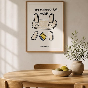 Puede incluir: Una lámina enmarcada con un dibujo lineal de una mesa siendo montada, con el texto ARMANDO LA MESA en la parte superior y DUCKY STUDIO & CO en la inferior. La ilustración incluye un tablero, cuatro patas y una pequeña herramienta amarilla y azul.