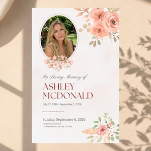 Op de afbeelding: Een uitvaartprogramma-kaart met een portret van een blond persoon in een ovaal kader, versierd met aquarel perzikrozen en groen. De tekst luidt In Loving Memory of ASHLEY MCDONALD, 12 juli 1988 - 1 september 2026, en bevat de details van de dienst.