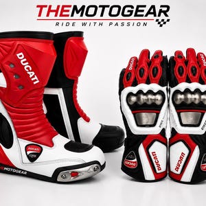 Puede incluir: Un par de botas y guantes de moto rojos, blancos y negros con el logotipo y texto de Ducati. Las botas tienen un deslizador de punta metálico, y los guantes incluyen protección metálica en los nudillos y el texto DTEC ENGINEERED.